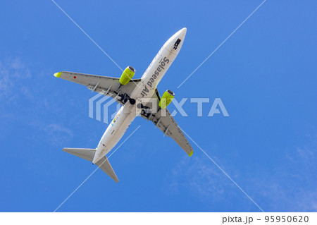 まもなく羽田空港に着陸する旅客機・飛行機・ソラシドエア・ボーイング737 95950620