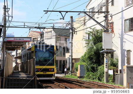東京さくらトラム西ヶ原4丁目駅に停車中の早稲田行きの電車 東京さくらトラム西ヶ原4丁目駅に停車中の早稲田行きの電車 95950665