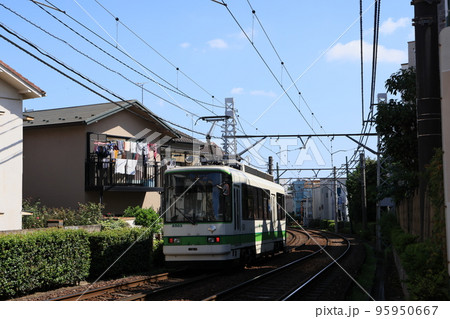 東京さくらトラム西ヶ原4丁目駅を出発した三ノ輪橋行きの電車 東京さくらトラム西ヶ原4丁目駅を出発した三ノ輪橋行きの電車 95950667