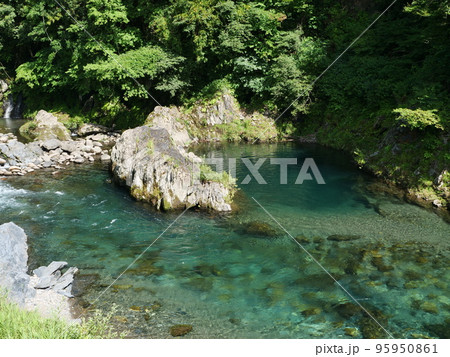 日本の山奥の原風景の渓谷 95950861