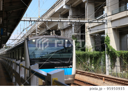 ホームドアの設置されているJR京浜東北線上中里駅と京浜東北線の電車 95950935