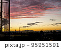 夕焼けに染まる空 95951591