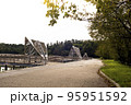 公園内にある水車 95951592