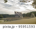 公園内にある水車 95951593