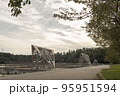 公園内にある水車 95951594