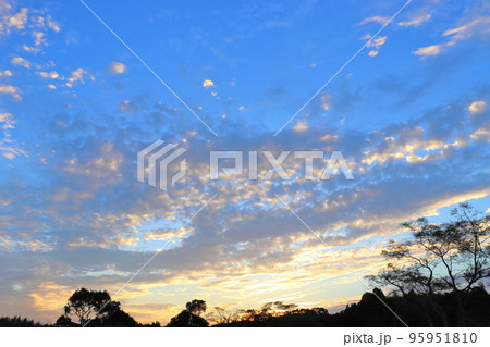 秋の夕焼けと雲 95951810