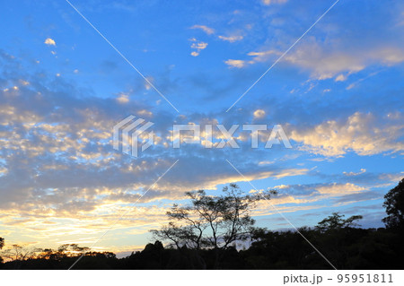 秋の夕焼けと雲 95951811