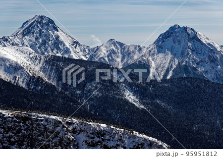 八ヶ岳連峰・西天狗岳から見る赤岳と阿弥陀岳 95951812