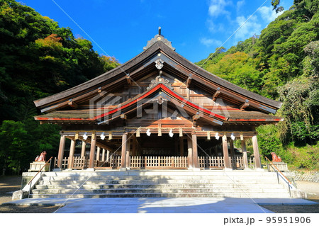 【島根県】晴天の美保神社（拝殿） 95951906