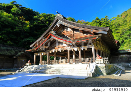 【島根県】晴天の美保神社（拝殿） 95951910
