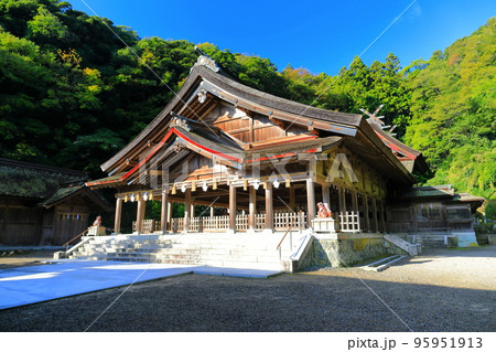 【島根県】晴天の美保神社（拝殿） 95951913
