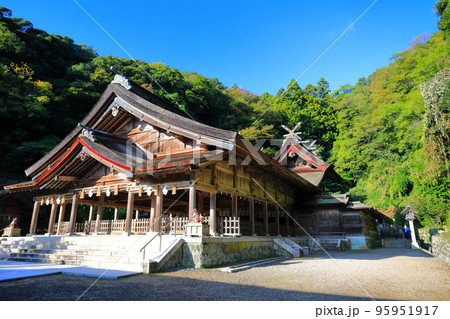 【島根県】晴天の美保神社（拝殿） 95951917