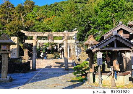 【島根県】晴天の美保神社（二の鳥居） 95951920