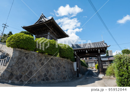秋の青空と北九州市若松区の安養寺山門 95952044