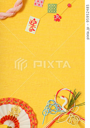 和小物の年賀状素材｜縦位置・黄色背景 95952485