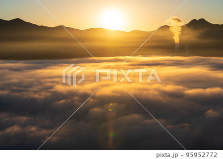 秩父盆地に広がる雲海 95952772
