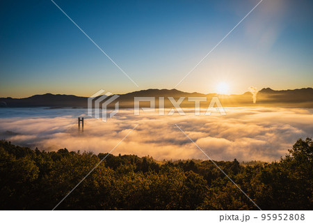 朝日に照らされる秩父の雲海 95952808