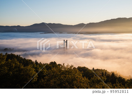 朝日に照らされる秩父の雲海 朝日に照らされる秩父の雲海 95952811