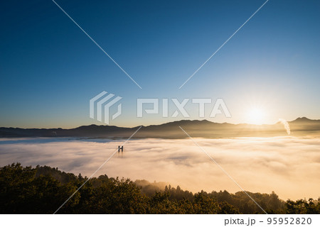 朝日に照らされる秩父の雲海 95952820