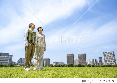 笑顔の中高年カップル 95952919