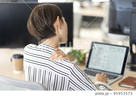 肩こりが辛い女性 うしろ姿 肩こりが辛い女性 うしろ姿 95953573