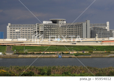 荒川風景・東京拘置所と首都高速環状線【東京都足立区】 95954012