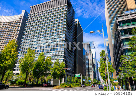 東京　千代田区丸の内　日比谷通り沿いのオフィス街 95954105