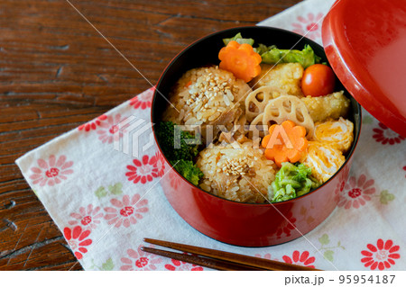 テーブルの上の色とりどりの手作りお弁当 95954187