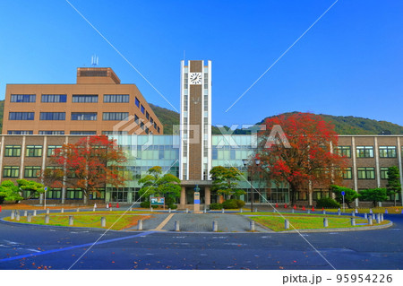 【岡山県】岡山大学の中央図書館と紅葉（津島キャンパス） 95954226