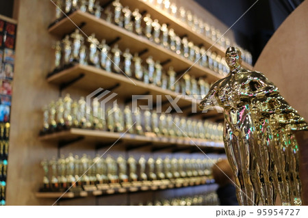 ハリウッドのオスカー像 95954727