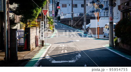 信号の無い住宅街の交差点 信号の無い住宅街の交差点 95954755
