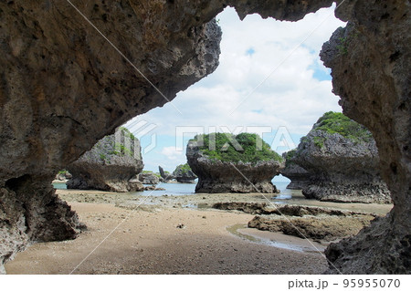 沖縄 浜比嘉島のキノコ岩 95955070