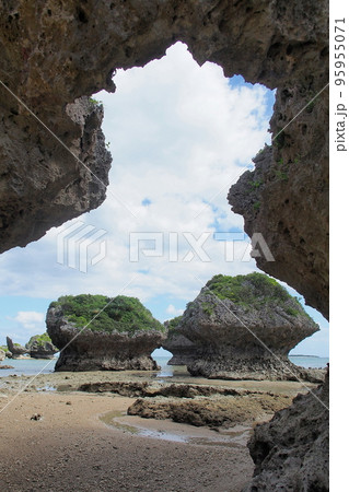 沖縄 浜比嘉島のキノコ岩 沖縄 浜比嘉島のキノコ岩 95955071