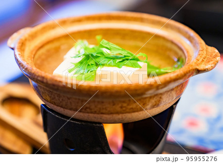湯豆腐　豆腐　あったかい　冬　【 冬 の 料理 の イメージ 】 95955276