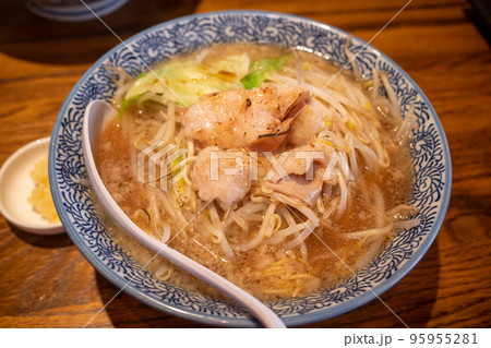 とても美味しい日本のラーメン 95955281