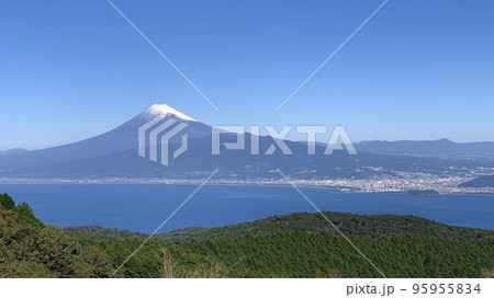 海辺から見る富士山 海辺から見る富士山 95955834