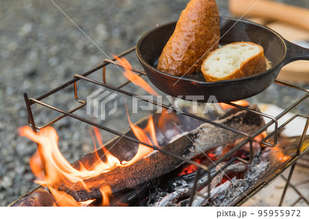 焚火(キャンプ・アウトドアイメージ) 焚火(キャンプ・アウトドアイメージ) 95955972