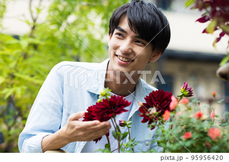 花屋で働く若い男性 95956420