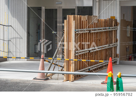 外構のコンクリート壁　型枠工事 95956702