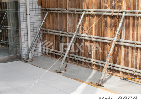 外構のコンクリート壁　型枠工事 95956703