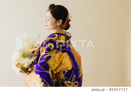 紫の色打掛　黒い掛下 95957737