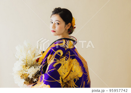 紫の色打掛 黒い掛下 紫の色打掛 黒い掛下 95957742