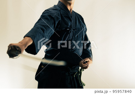 日本刀を構える人物 95957840