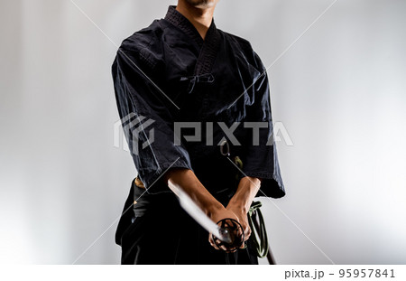 日本刀を構える人物 日本刀を構える人物 95957841