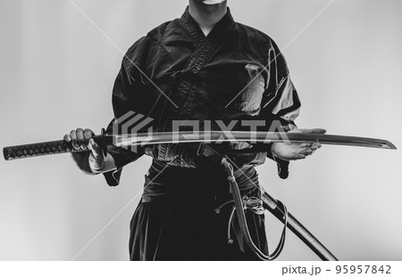 日本刀を構える人物 95957842