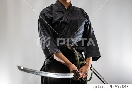 日本刀を構える人物 日本刀を構える人物 95957843
