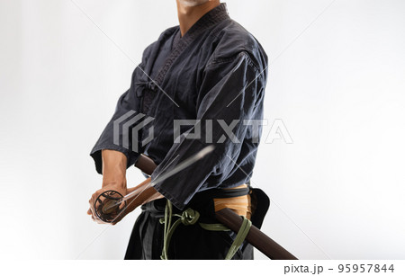 日本刀を構える人物 95957844