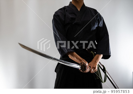 日本刀を構える人物 日本刀を構える人物 95957853