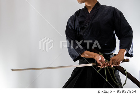 日本刀を構える人物 95957854