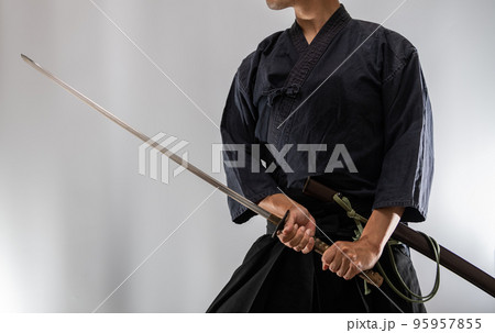 日本刀を構える人物 95957855